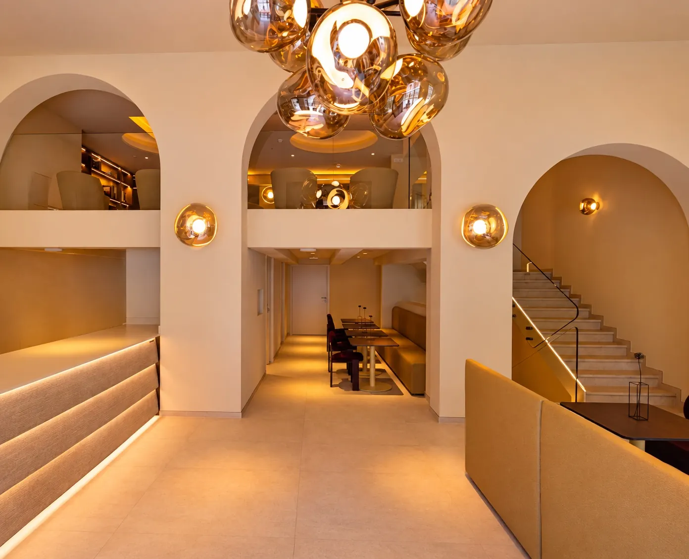 Interno della Pasticceria Alberto Magrì con archi e lampade ambrate