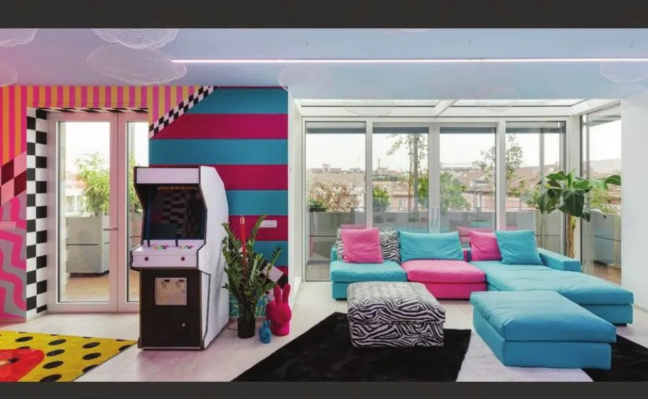 Interno colorato della Def House